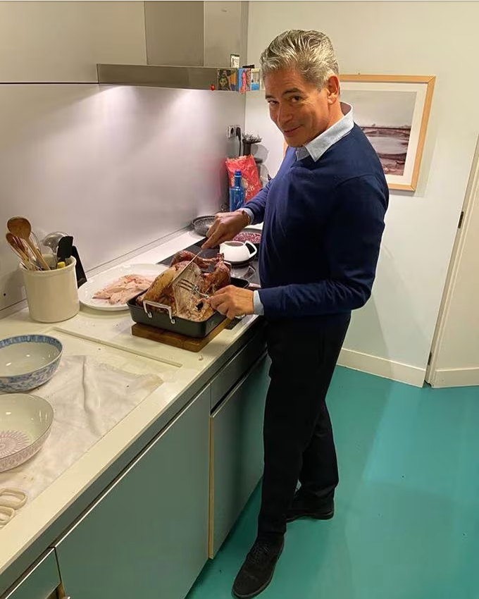 Así es el piso de Boris Izaguirre: muy chic y lleno de color