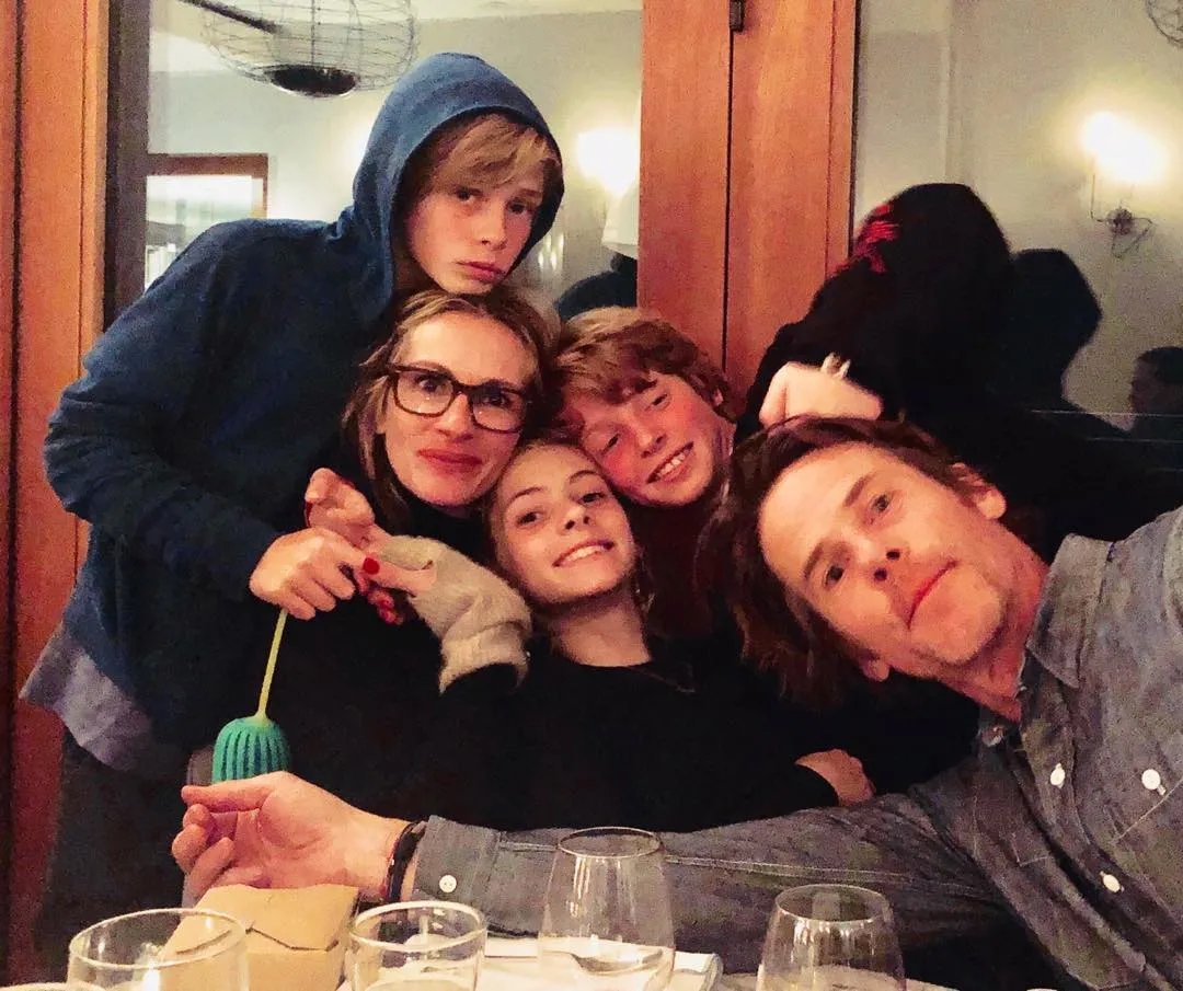 Julia Roberts y Danny Moder con sus hijos.