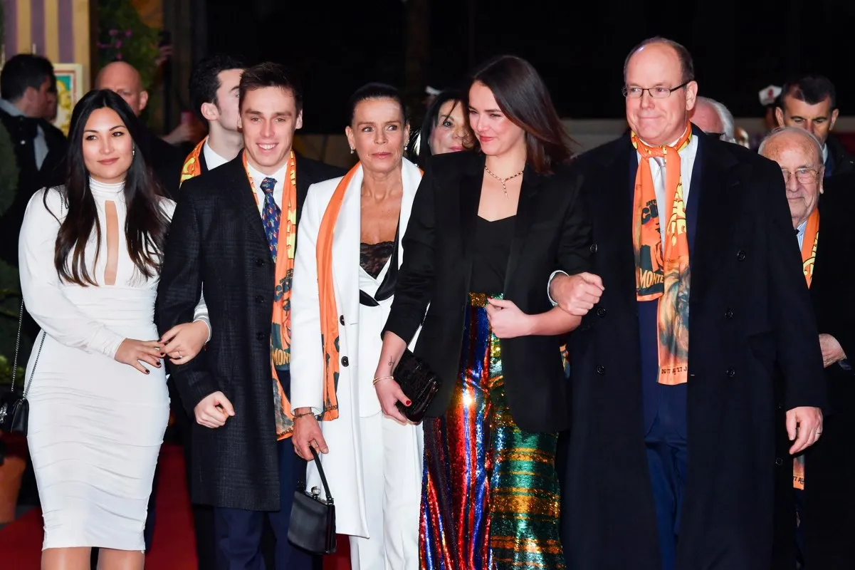Estefanía de Mónaco con su hermano Alberto, sus hijos Pauline y Louis Ducruet, y la mujer de este último.