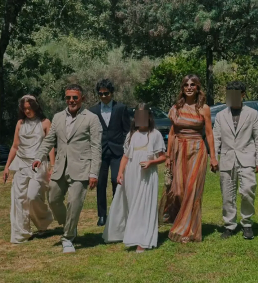 Alejandro Sanz junto a su familia en la comunión de sus hijos