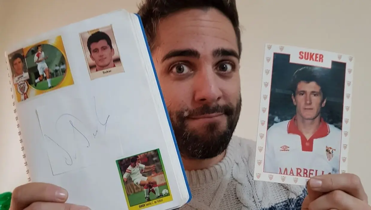 Roberto Leal enseñando recuerdos de cuando jugaba al fútbol