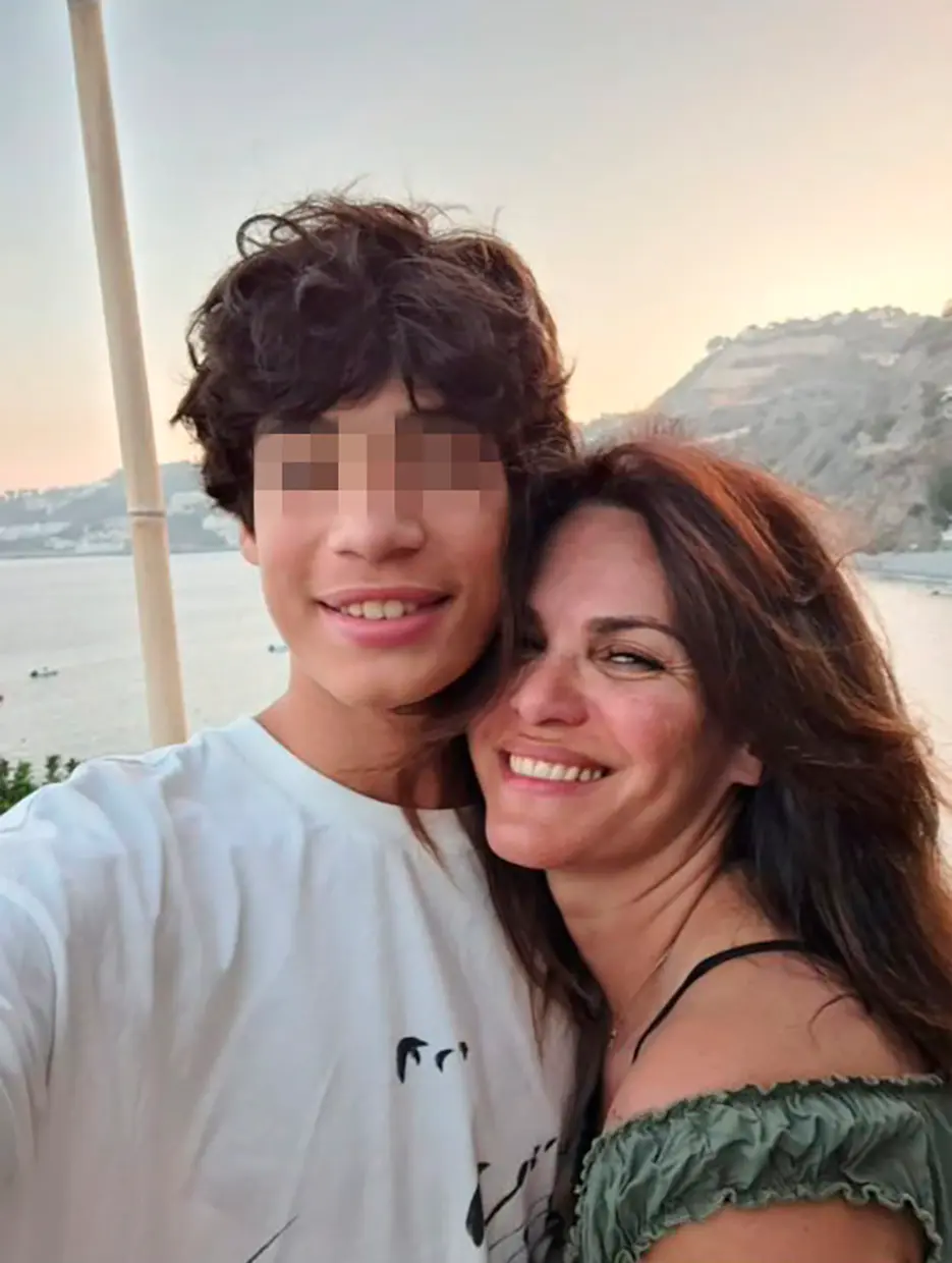 Fabiola Martínez con su hijo Carlos.