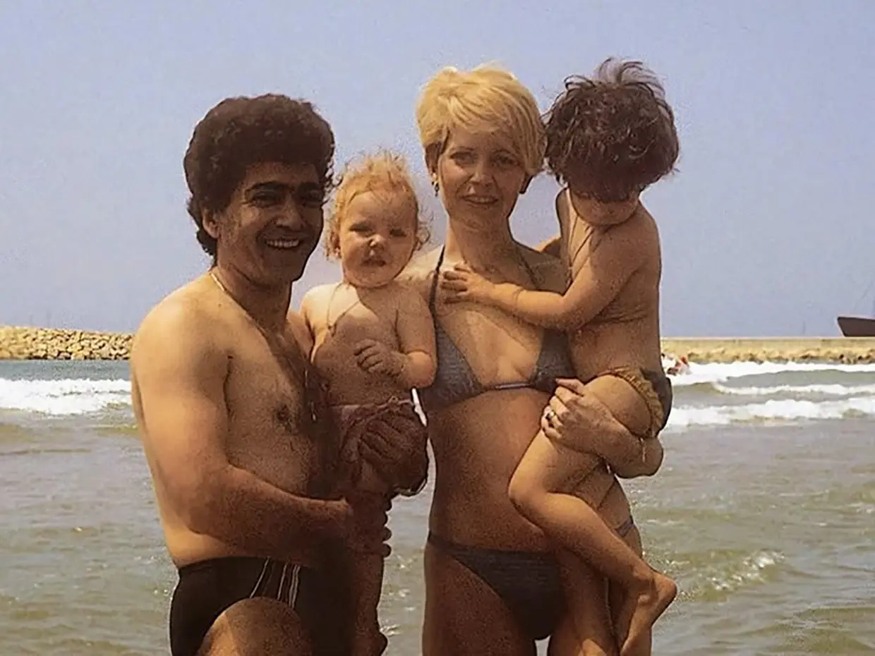 Ángel Cristo en la playa con Bárbara Rey y sus hijos.
