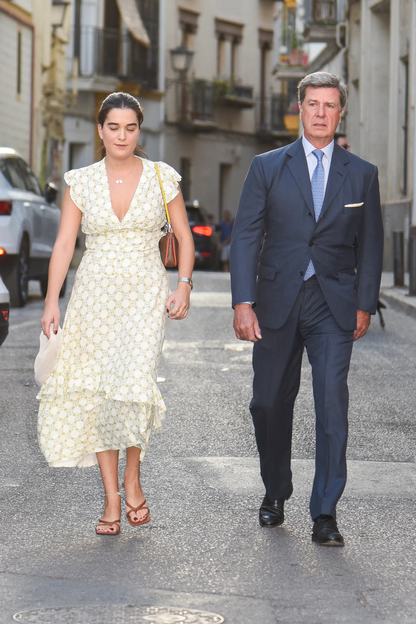 Cayetano Martínez de Irujo y Bárbara Mirjan paseando por la calle.