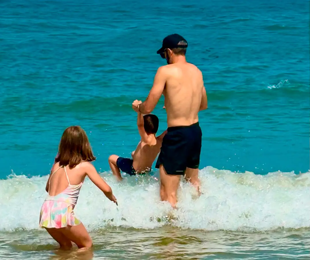 Roberto Leal jugando con sus hijos Lola y Leo.