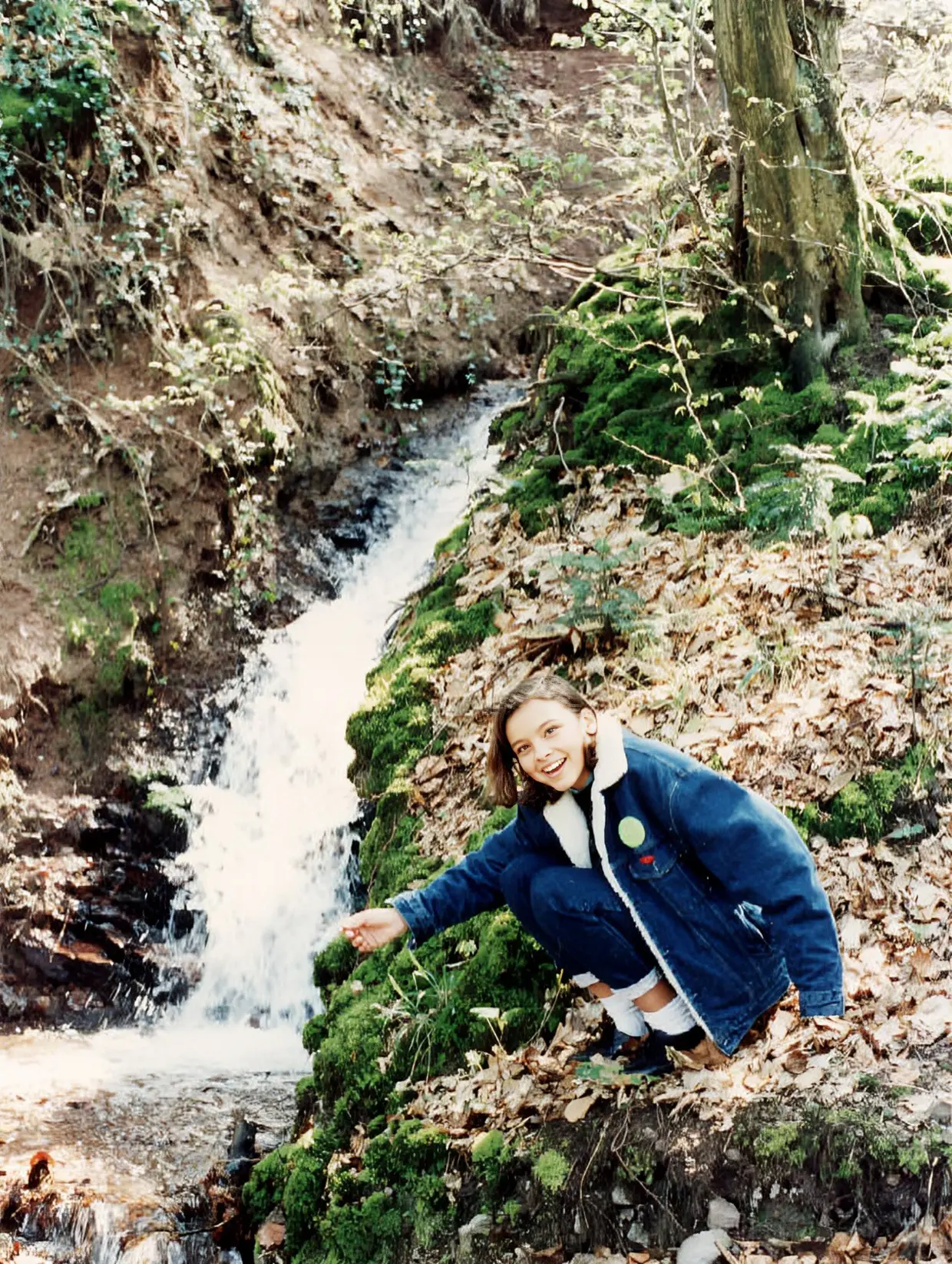 Chenoa junto a un riachuelo en la montaña.