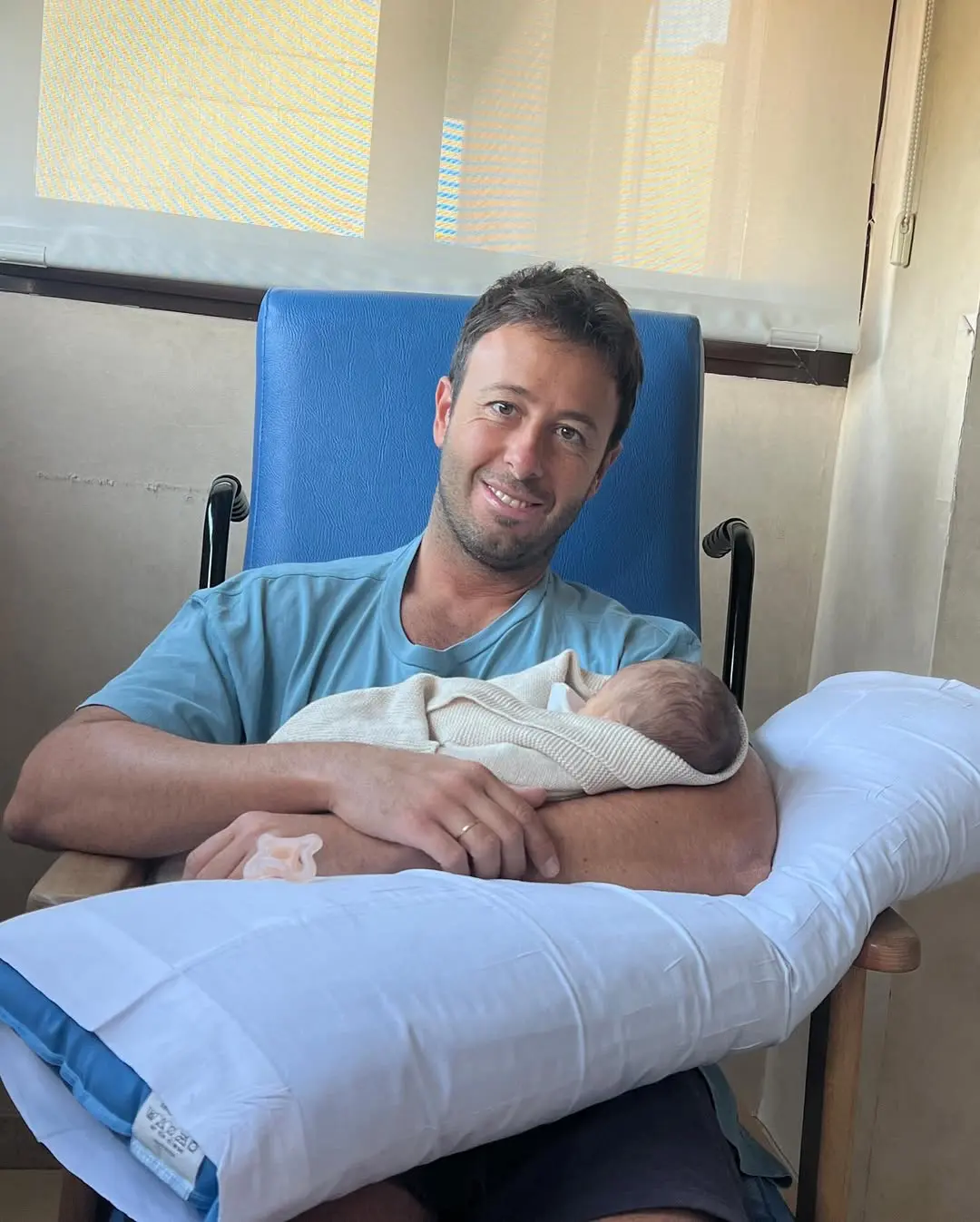 Matías Prats Jr. y su bebé.