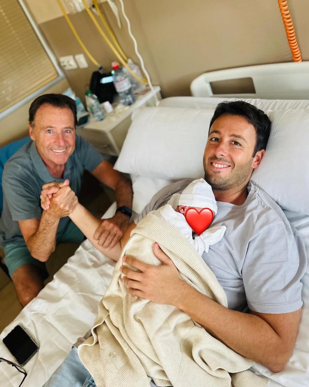 Matías Prats Jr. con su padre y su bebé.