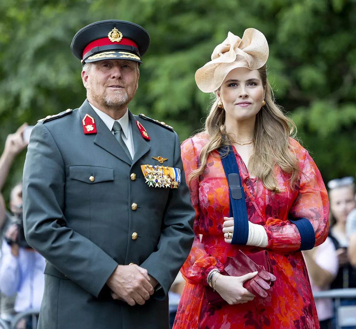 Amalia de Holanda acompañada de su padre con el brazo en cabestrillo.
