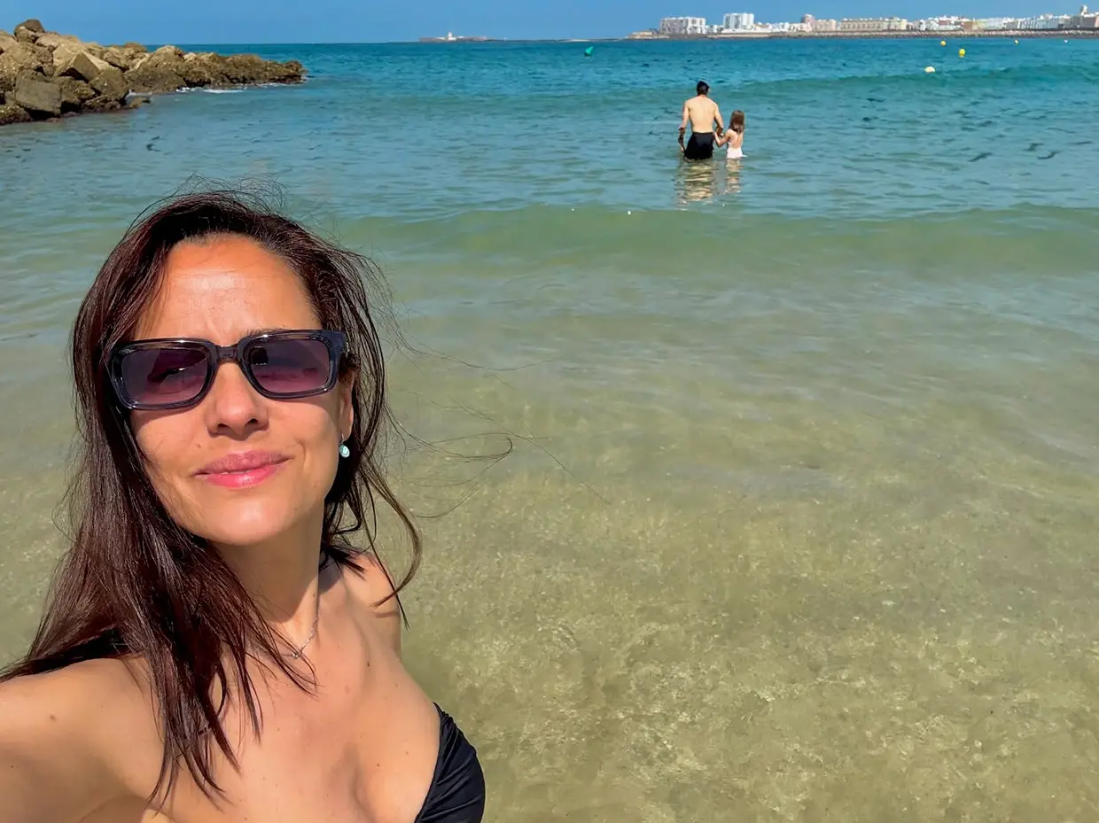 Sara Rubio en la playa con su familia y con Roberto Leal.