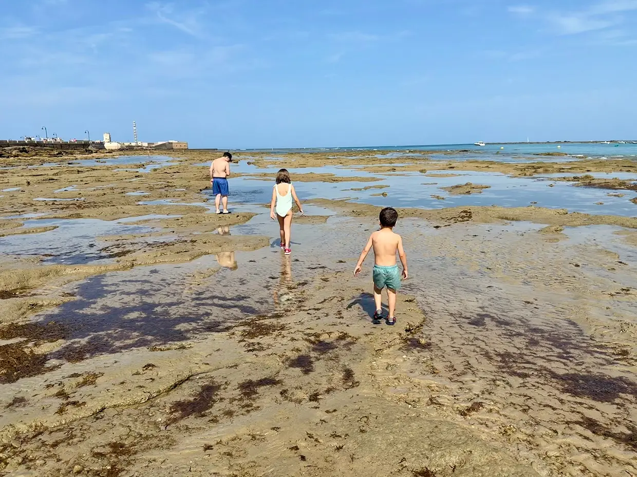 Hijos de Roberto Leal en la playa de Cádiz