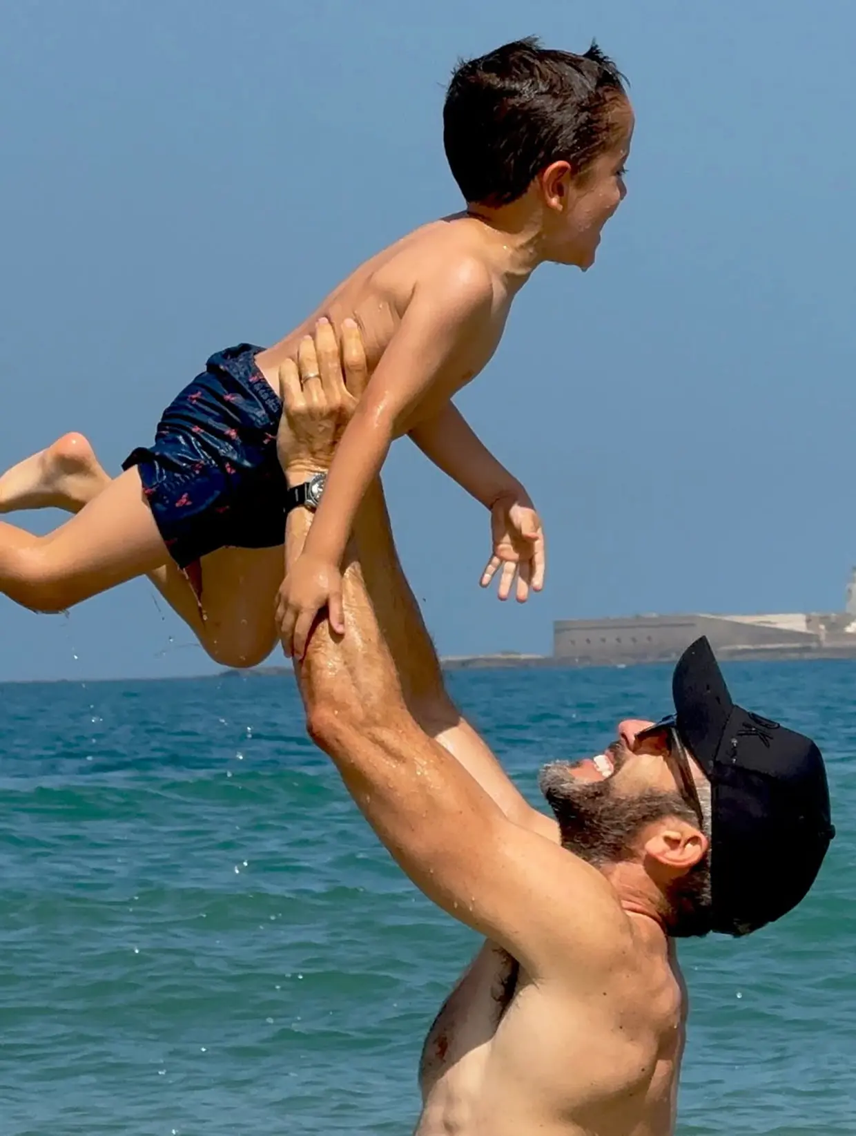 Roberto Leal jugando con su hijo en la playa.