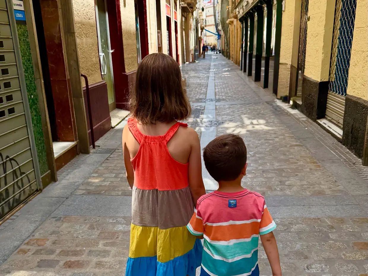 Hijos de Roberto Leal en las calles de Cadiz