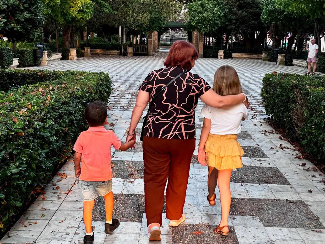 Hijos de Roberto Leal paseando por Cadiz con su abuela