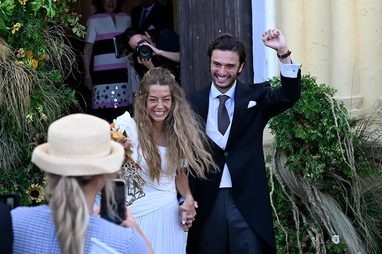 Hija de Belén Rueda con su marido saliendo de la iglesia el día de su boda