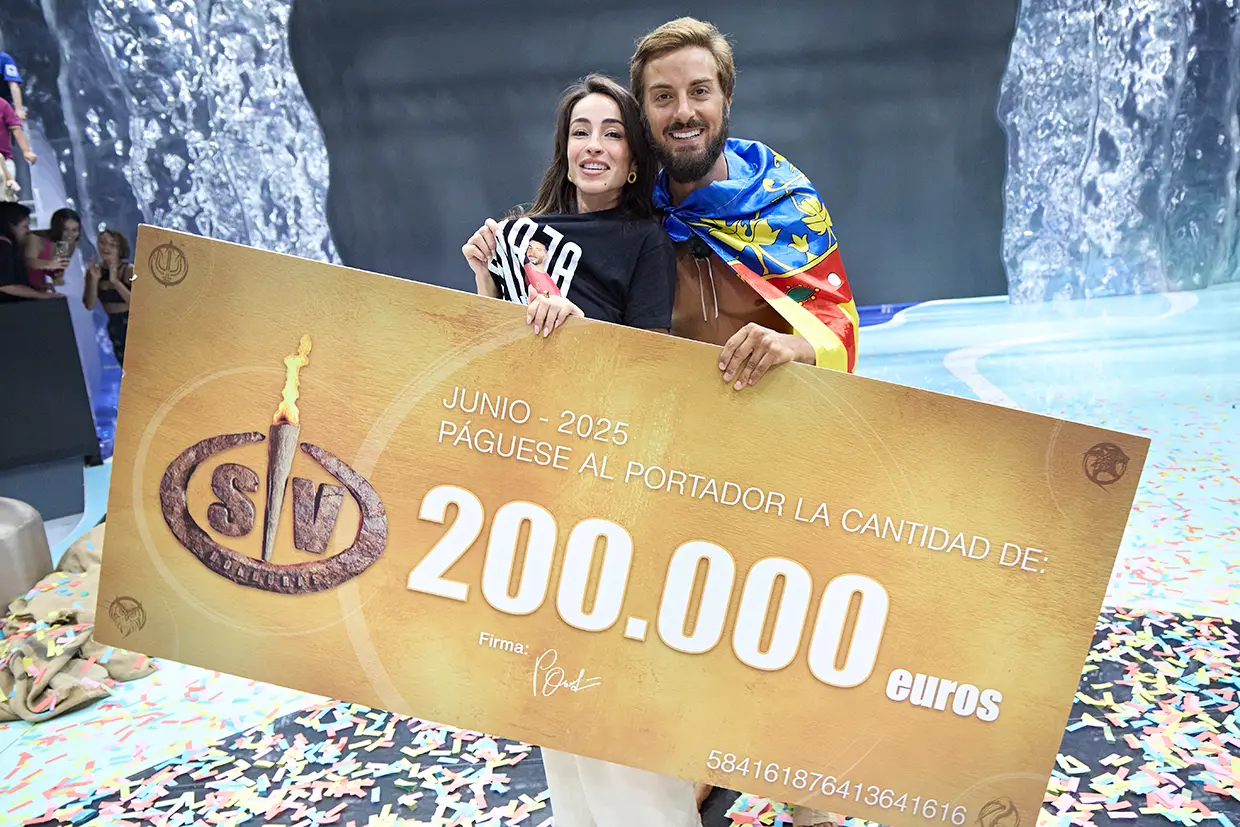 Borja González con su novia y el cheque de ganador de 'Supervivientes 2025'.