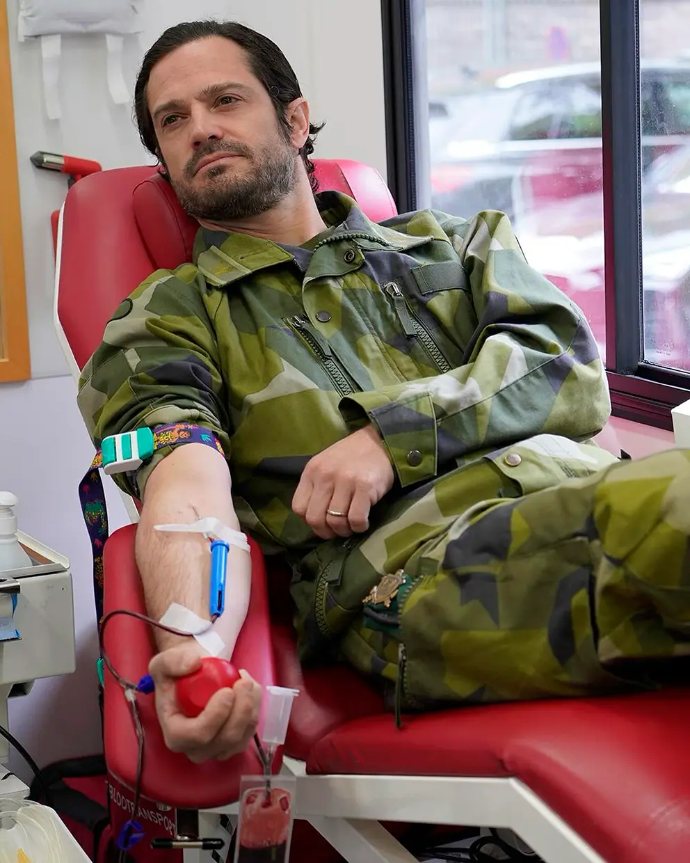 Carlos Felipe de Suecia donando sangre.