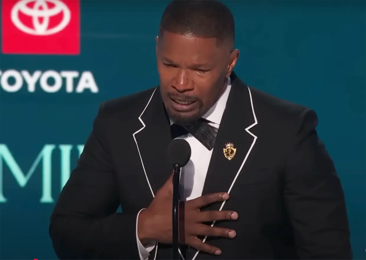 Jamie Foxx dando un discurso emocionado.