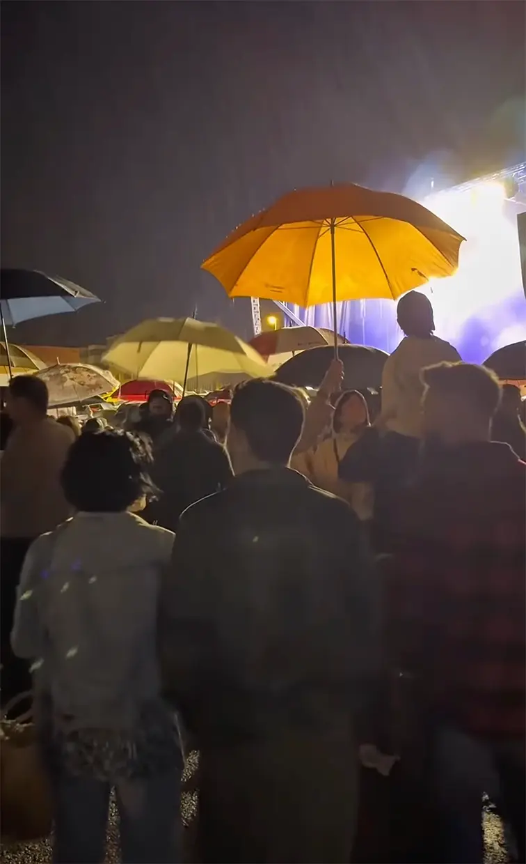 Fans de Jarabe de Palo bajo la lluvia.