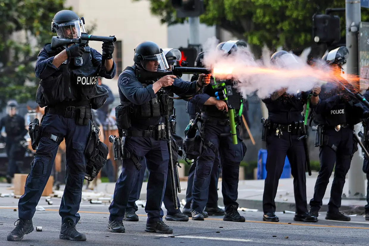 Efectivos policiales desplazados a Los Ángeles atacan a los manifestantes.