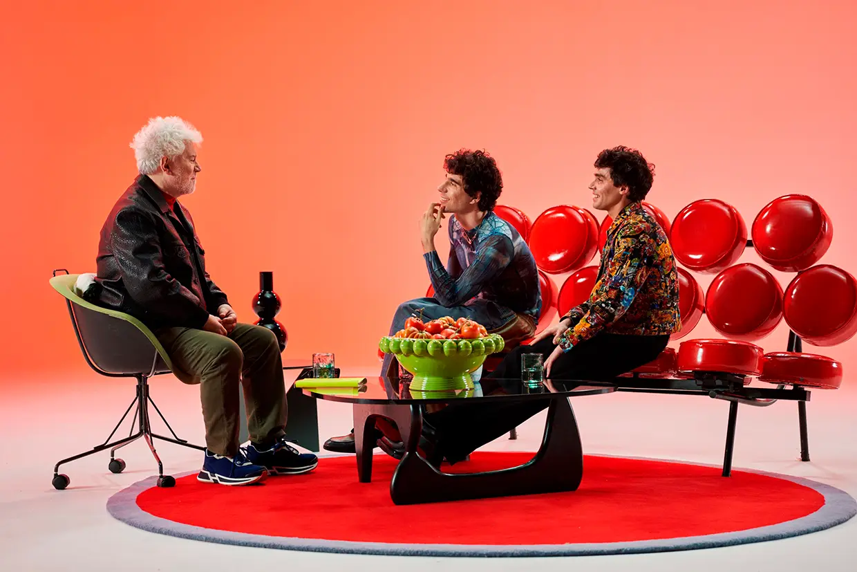 Javier Calvo y Javier Ambrossi entrevistando a Pedro Almodóvar.