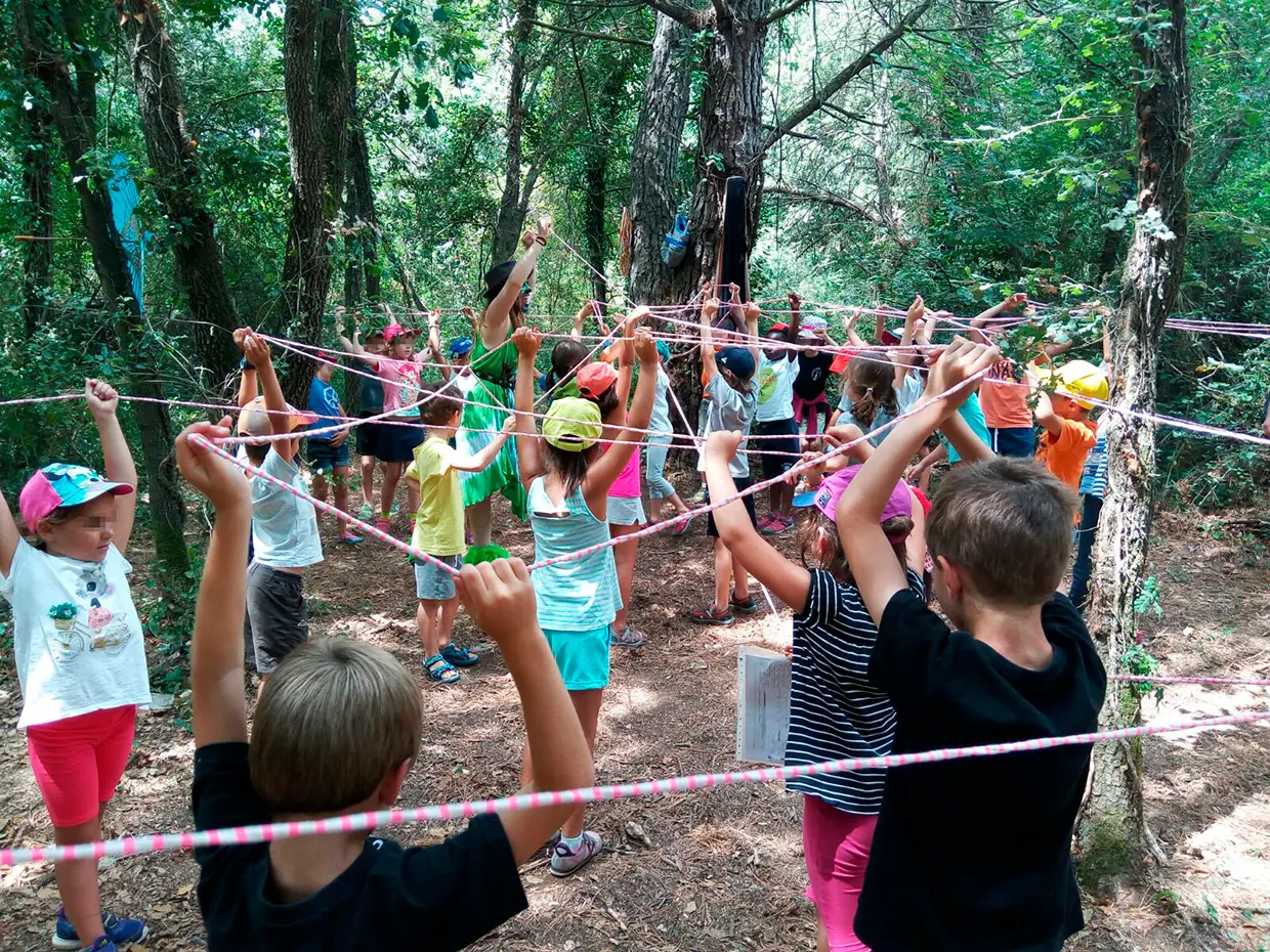 Niños jugando con cuerdas
