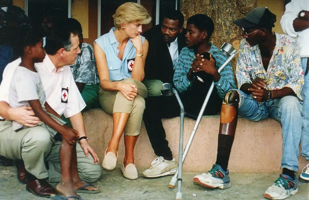 Lady Di hablando con víctimas de las minas antipersona en un viaje solidario a África