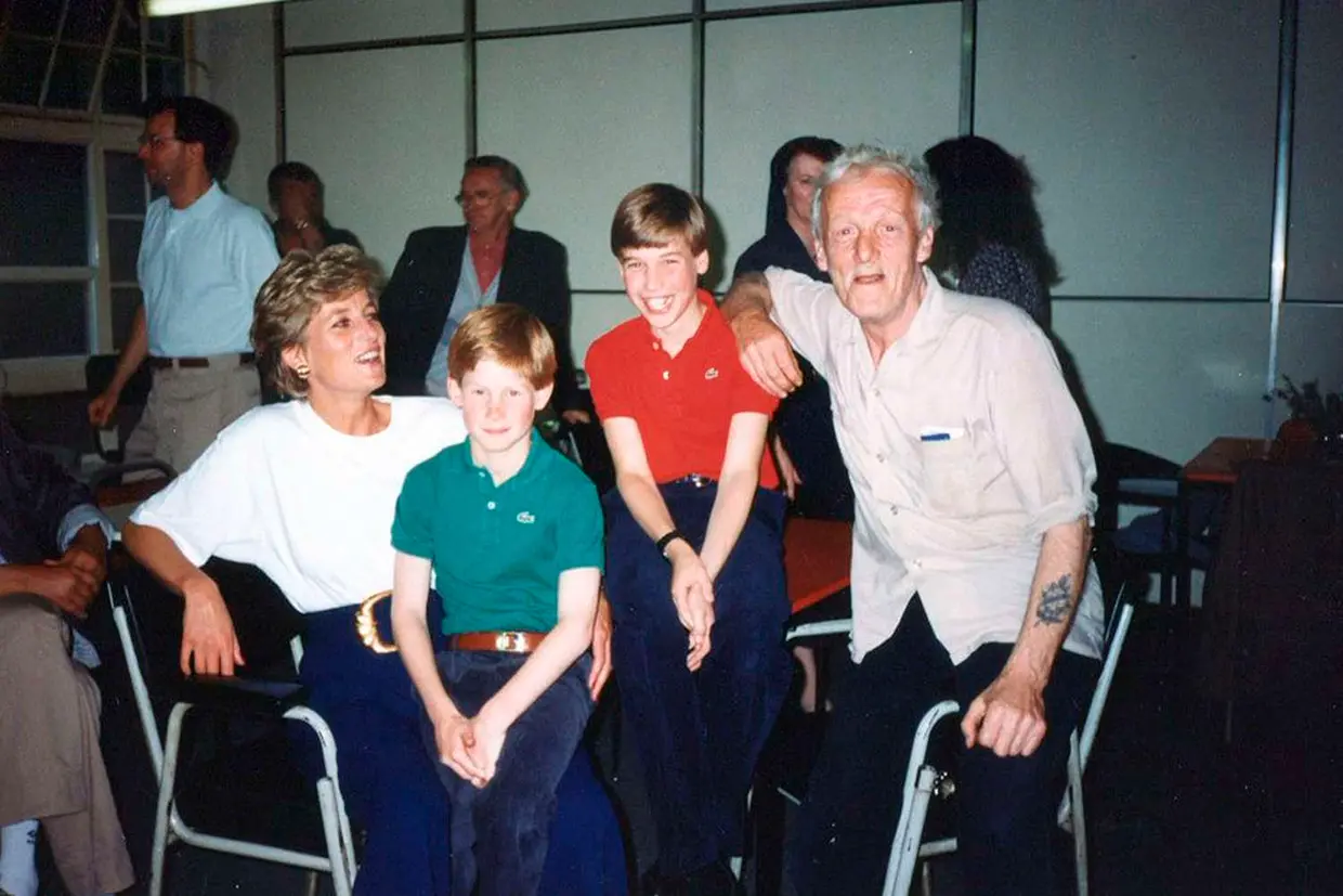 Lady Di con sus hijos Guillermo y Harry junto a un anciano en un residencia.