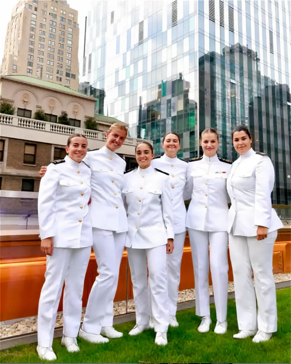 Leonor fotografiada en Nueva York con sus compañeras del buque Juan Sebastián de Elcano.