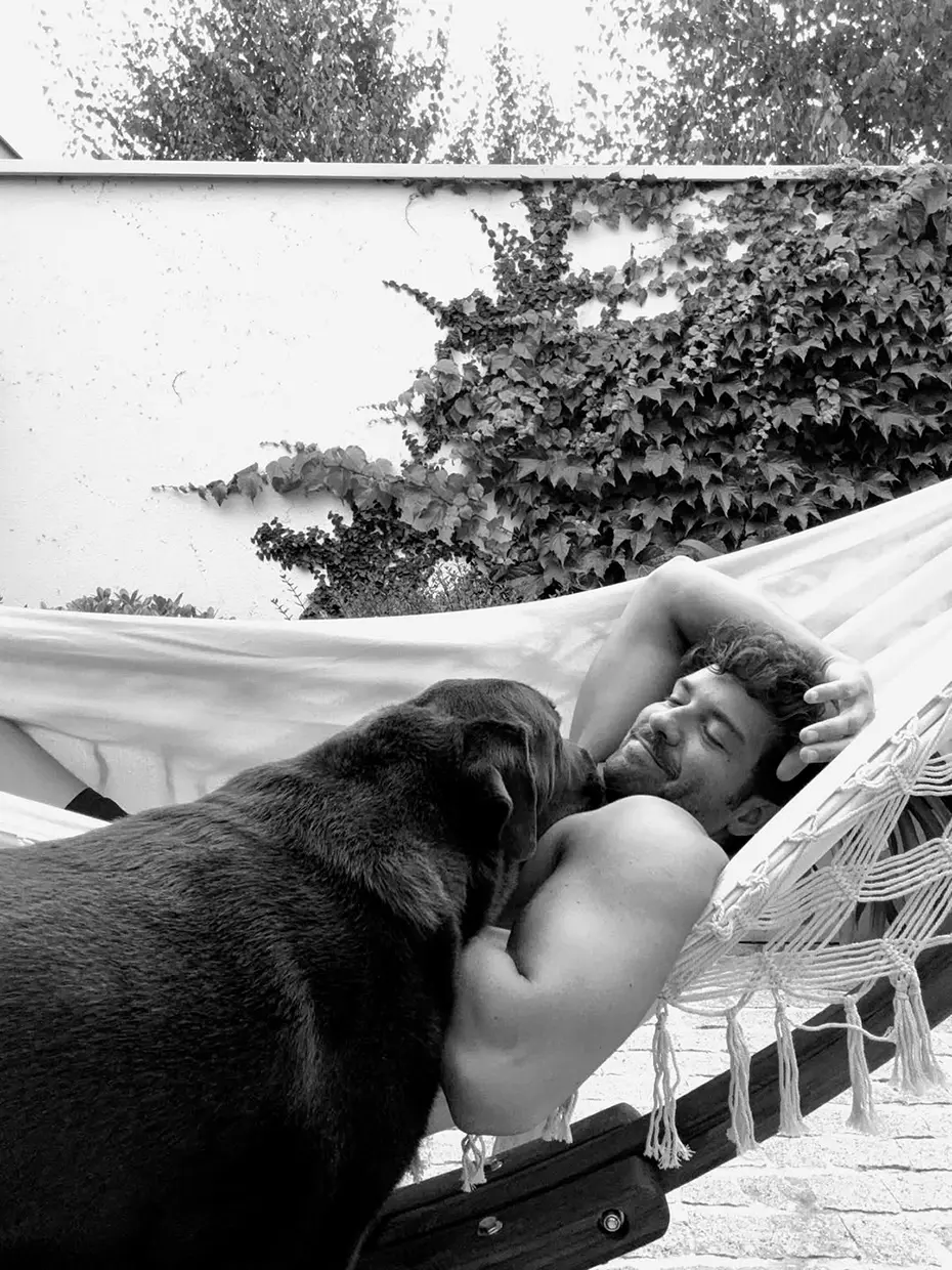 Pablo Alborán descansando en un hamaca junto a su perro.