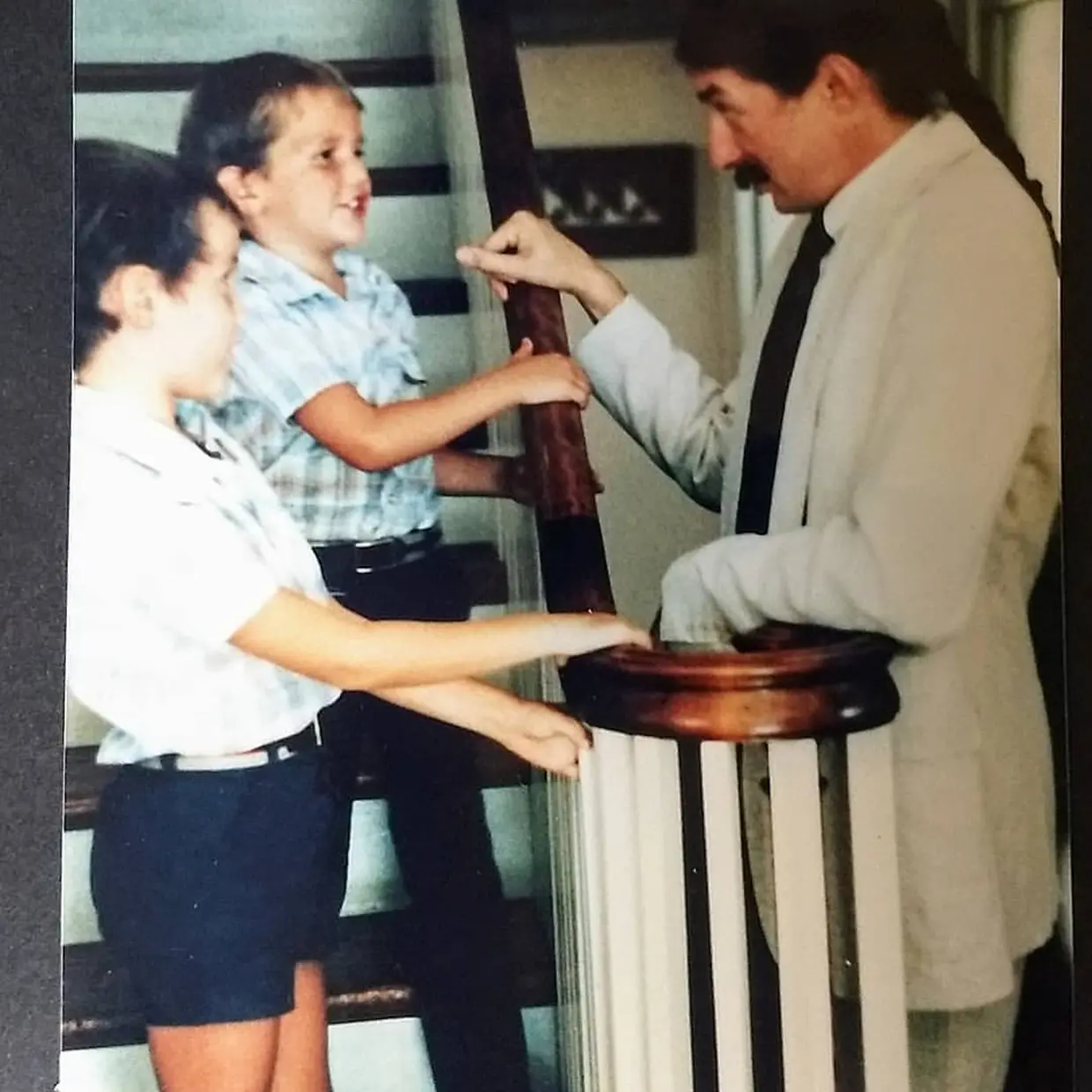 Patch Addams con bata de médico tradicional atendiendo a unos niños