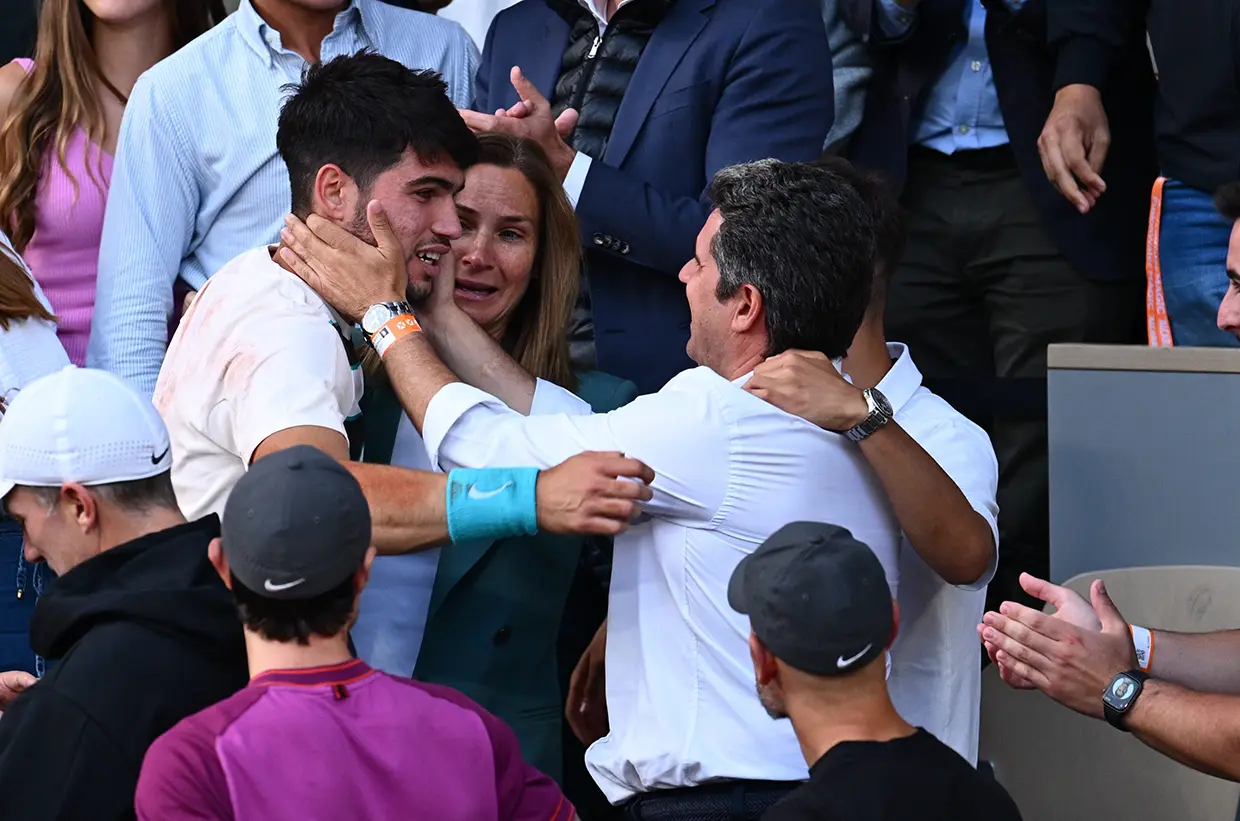 Carlos Alcaraz celebrando su victoria en Roland Garrós con sus padres.