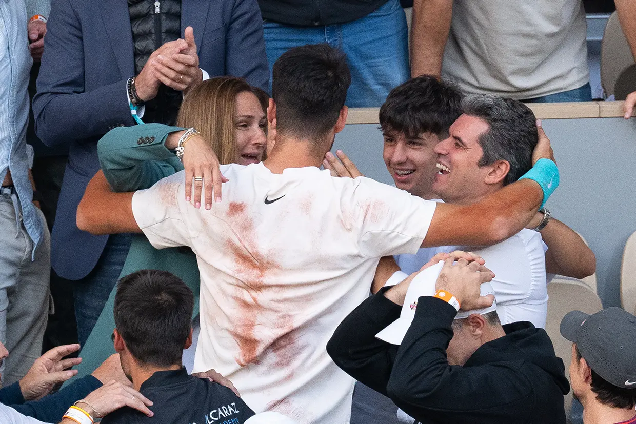 Carlos Alcaraz celebrando su victoria en Roland Garrós con su familia.