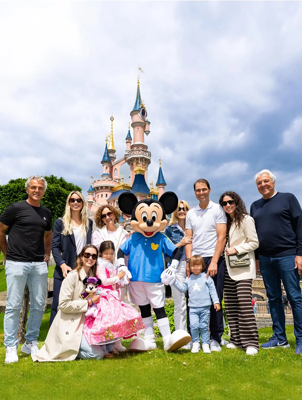 Rafa Nadal y los miembros de su familia pasaron un día inolvidable en el parque de atracciones más mágico de París.