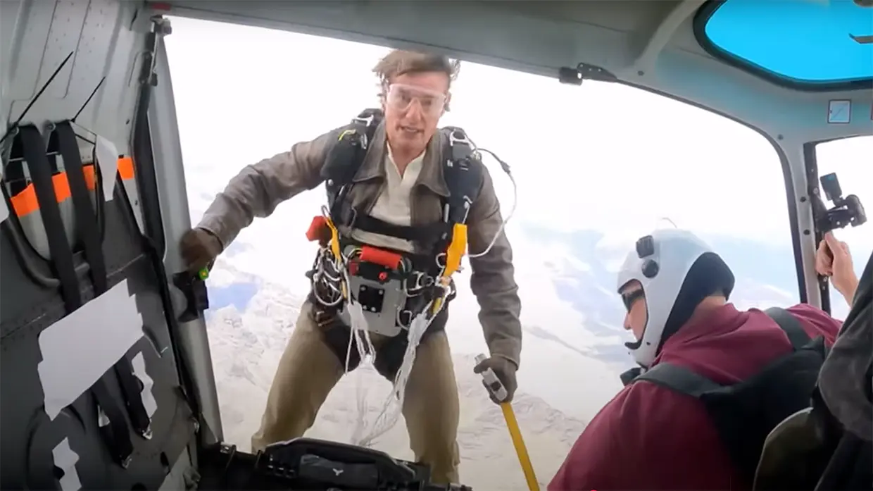 Tom Cruise antes de saltar en paracaídas