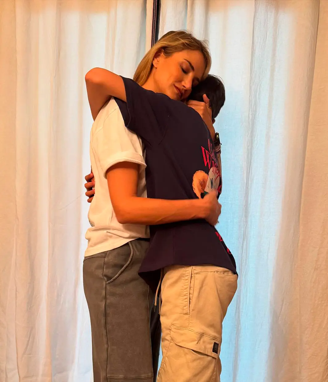 Alba Carrillo abrazando a su hijo.