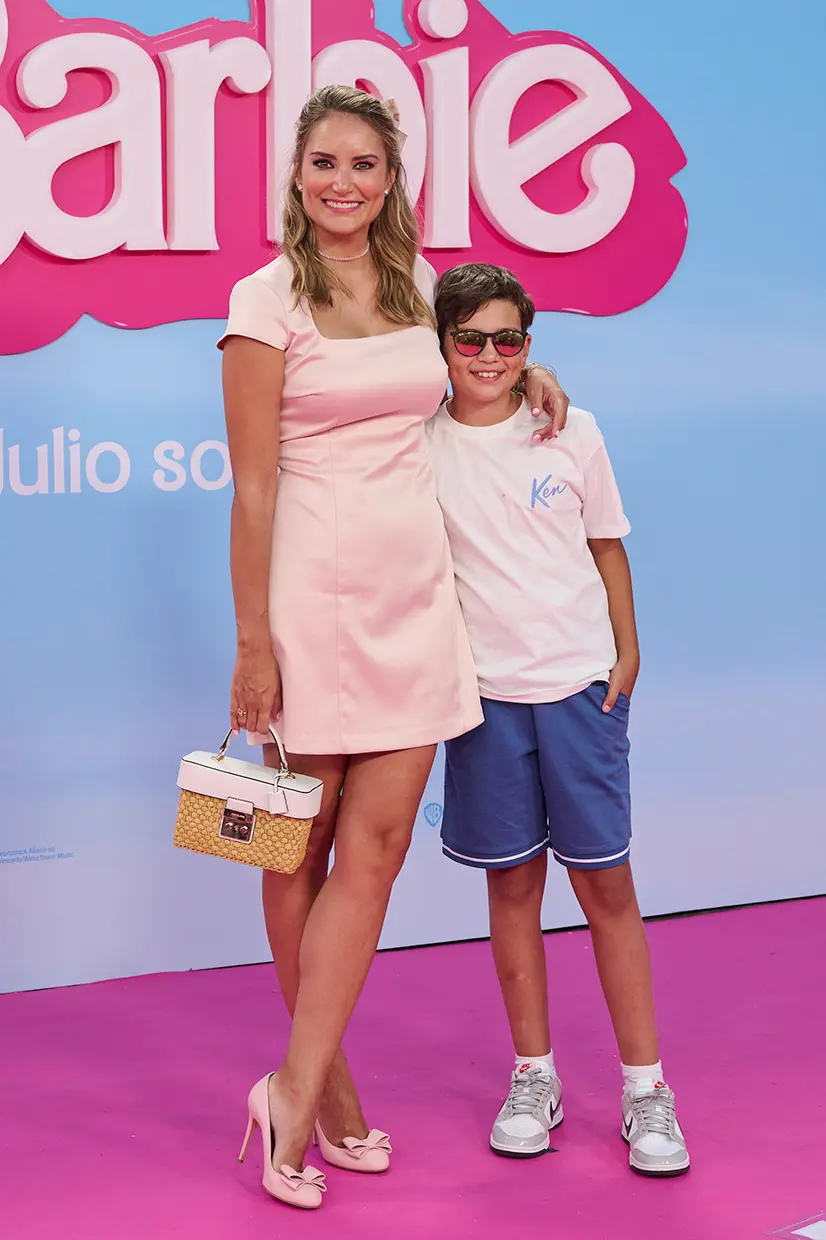 Alba Carrillo con su hijo en la presentación de la película 'Barbie'.
