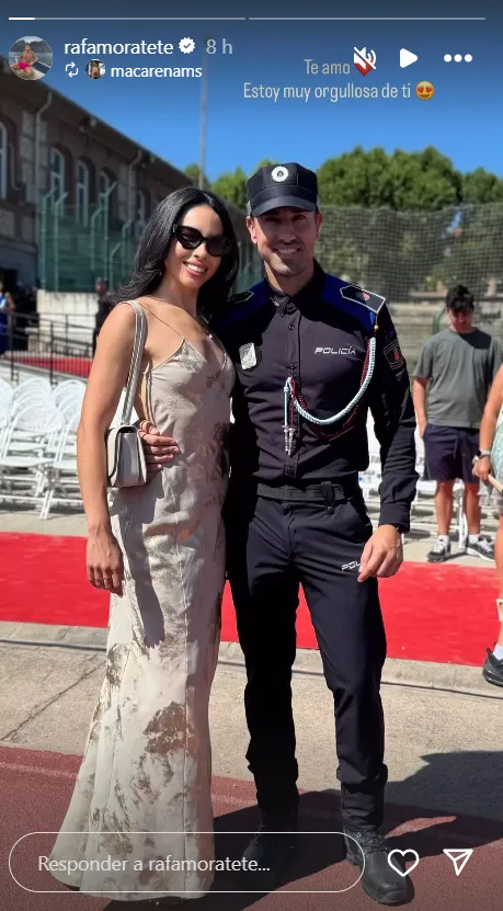 Rafa Mora vestido de Policía en una foto el día de la jura de bandera con su novia, Macarena