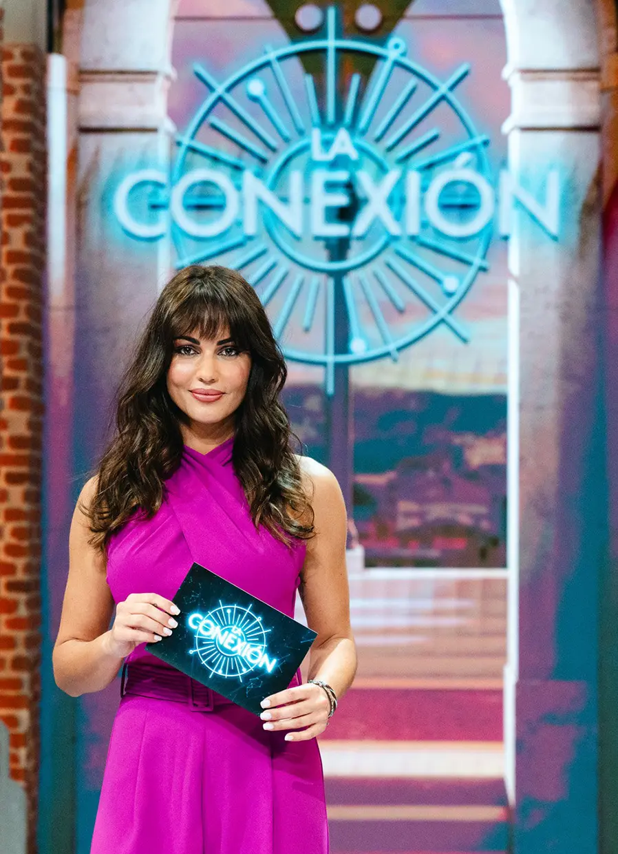 Lara Álvarez es la presentadora del concurso “La conexión”
