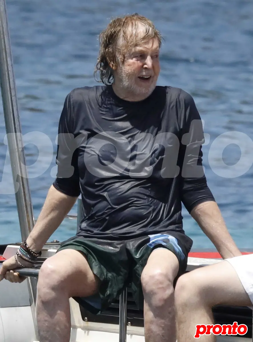 Paul McCartney en la cubierta del barco.