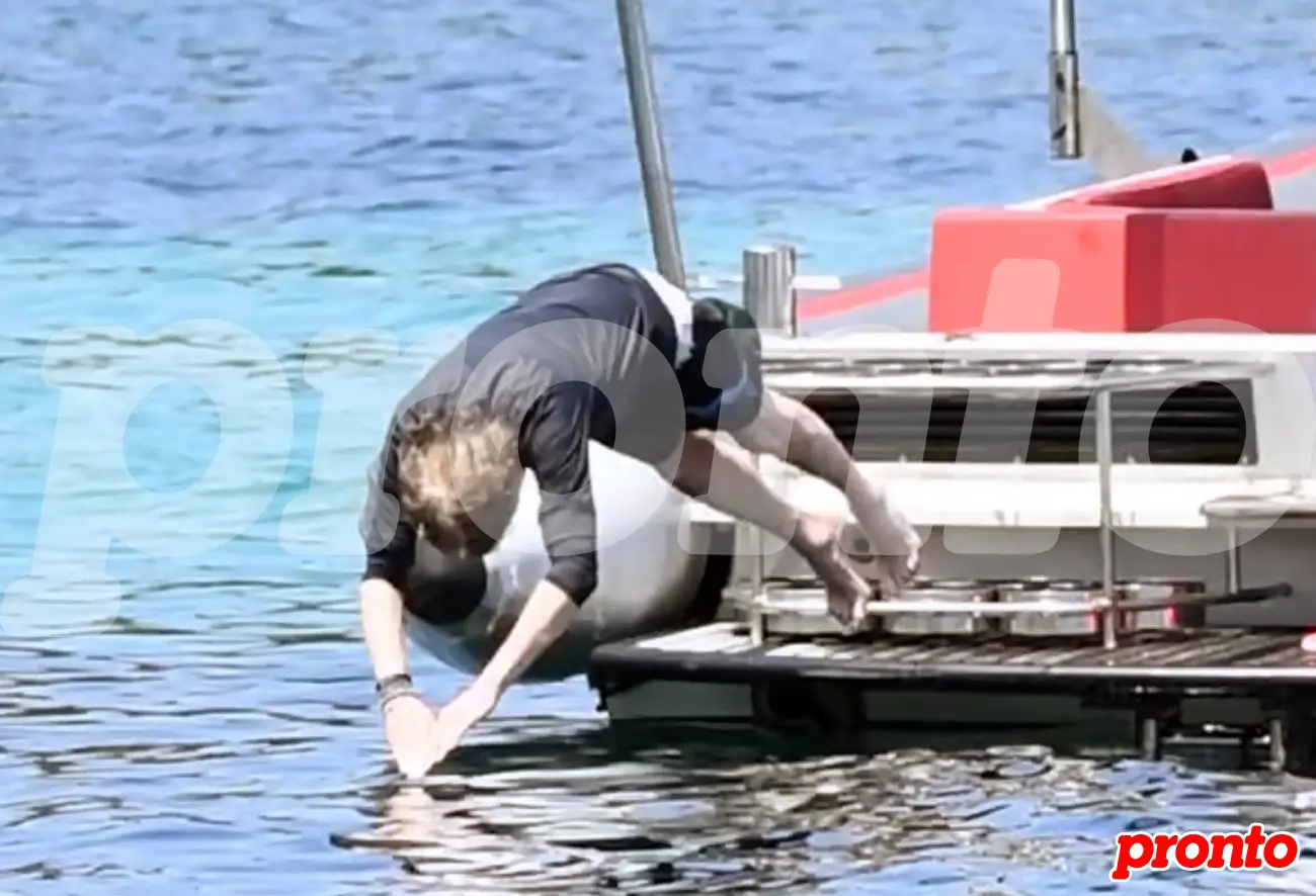 Paul McCartney dándose un baño en el Mediterráneo.