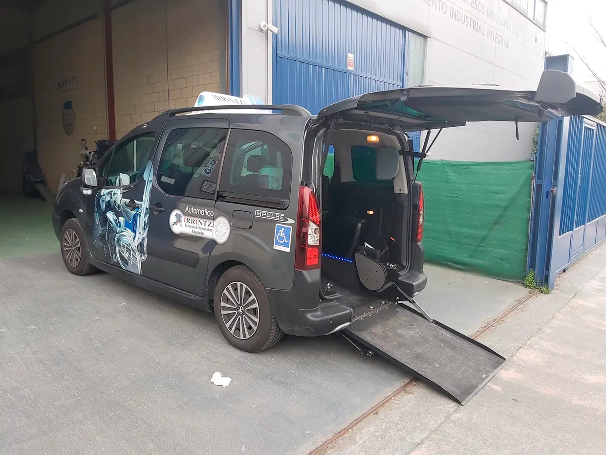 Coche adaptado de la autoescuela Irrintzi.