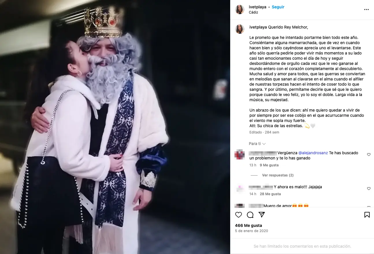 Ivey Playà con Alejandro Sanz vestido de Melchor