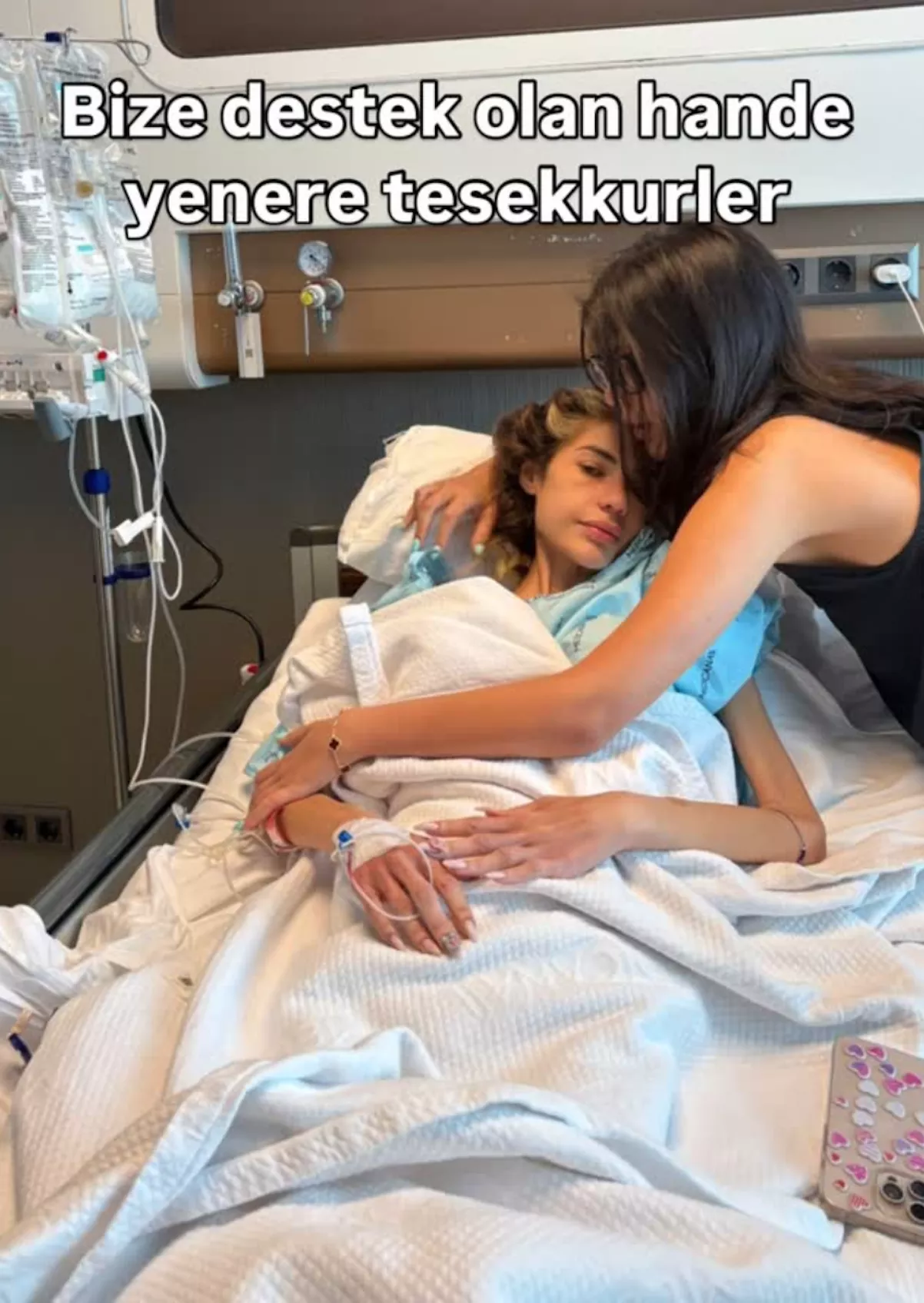 Su hermana en el hospital con ella.