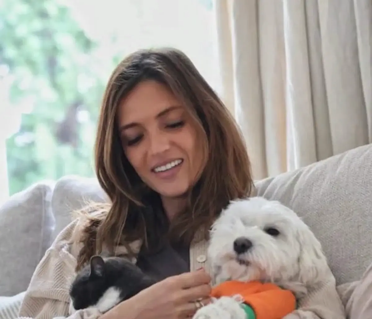 Sara Carbonero con un perro