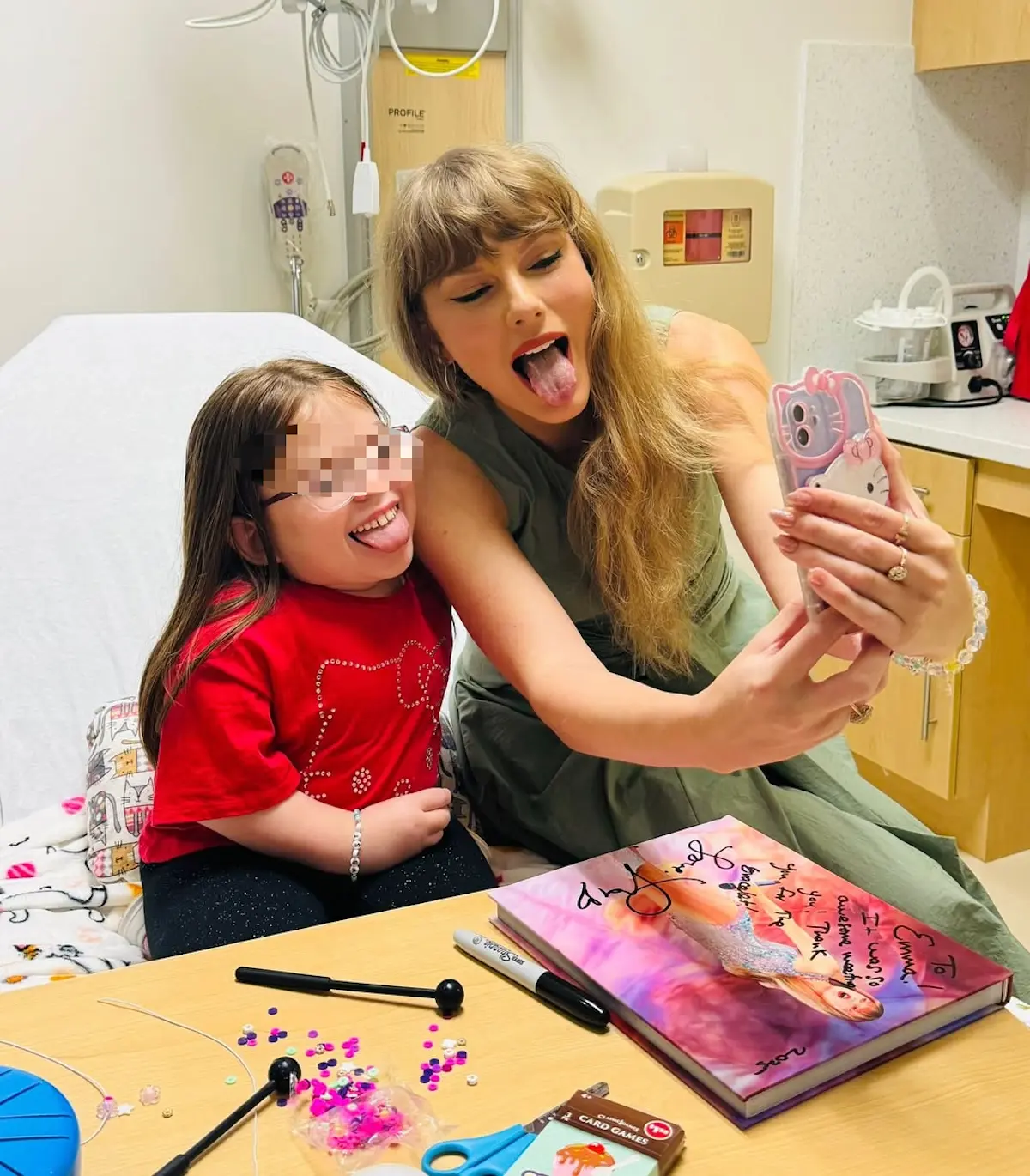 Taylor haciéndose una foto con una niña