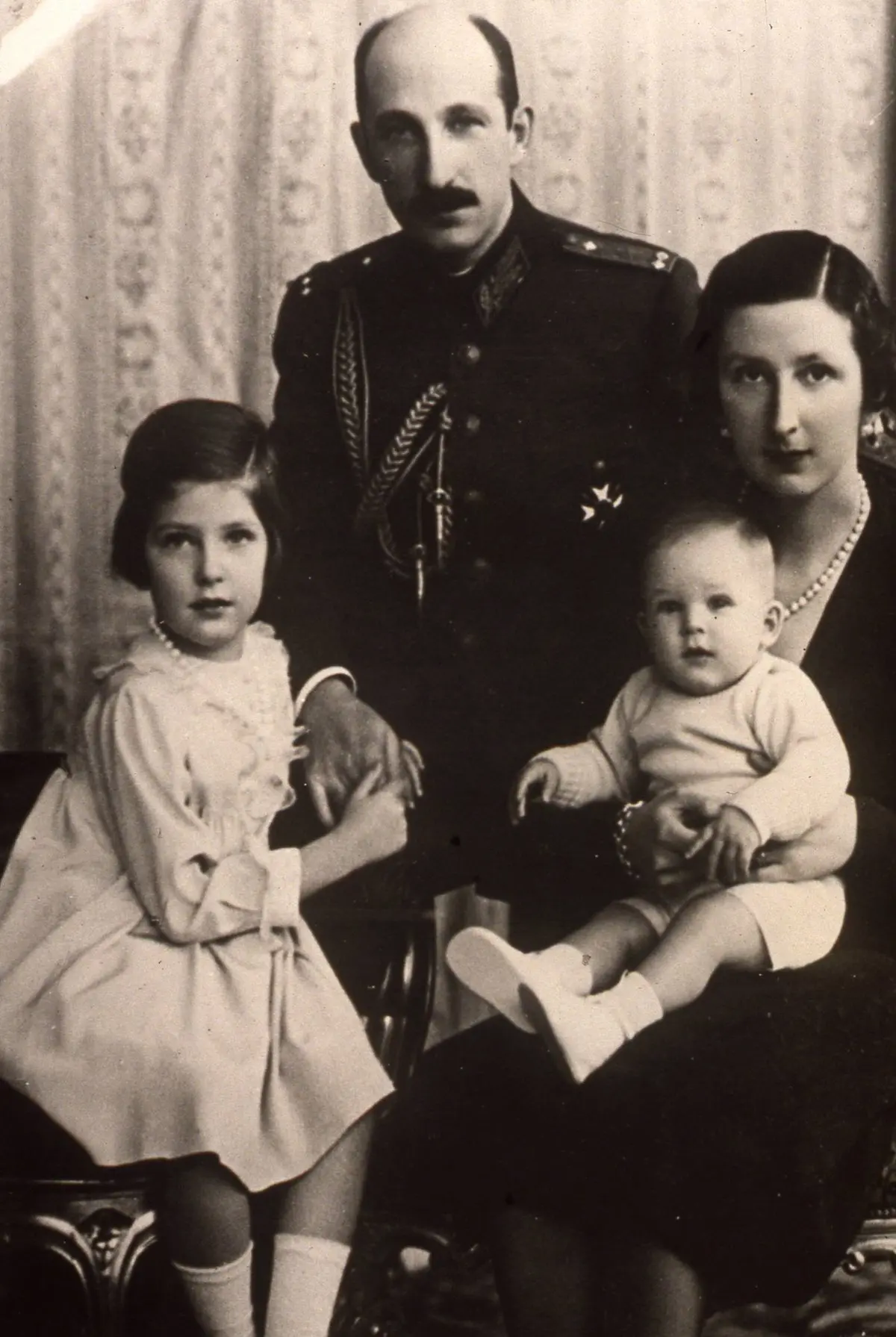 REY BORIS III DE BULGARIA Y JUANA DE SABOYA, PRINCESA DE ITALIA, CON SUS HIJOS SIMEON Y MARIA LUISA DE BULGARIA