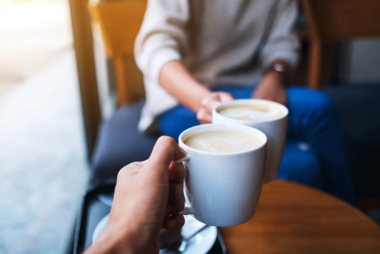 Dos personas tomando café