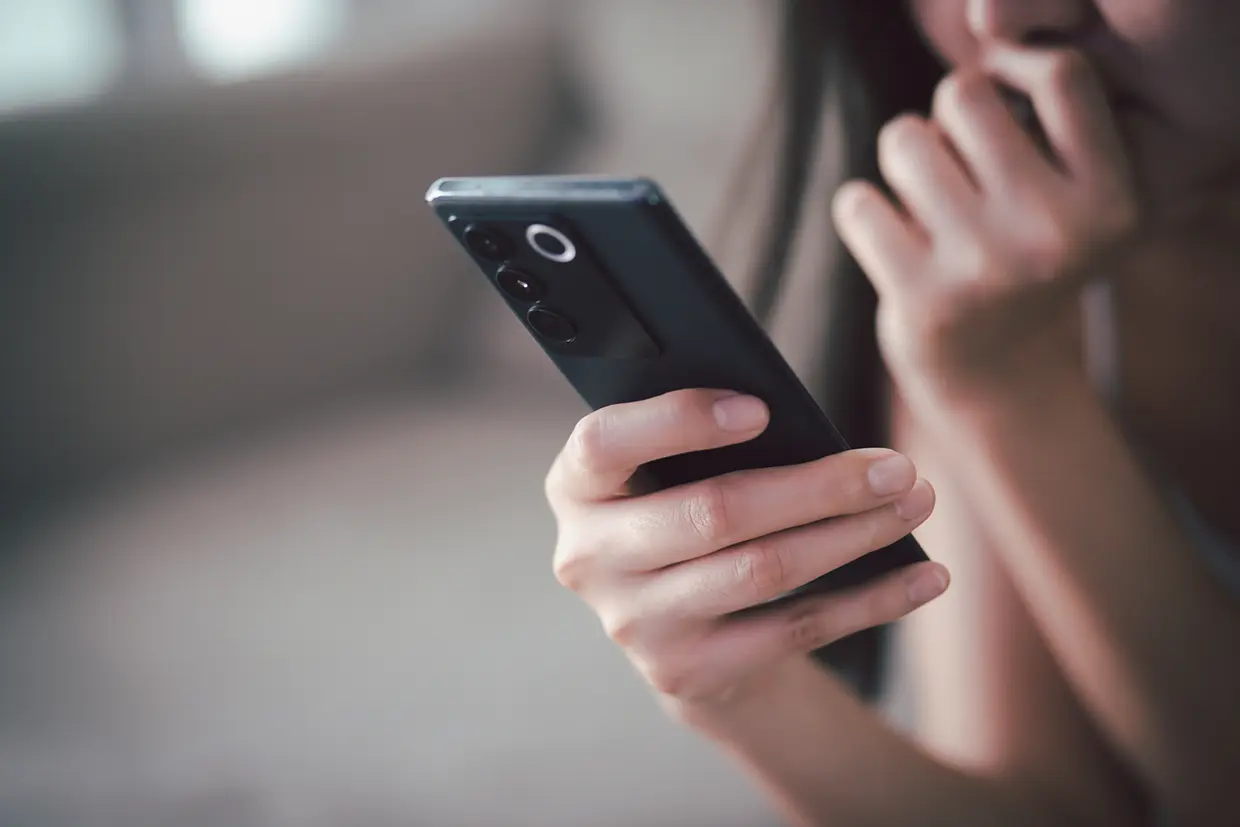 Chica usando su teléfono móvil