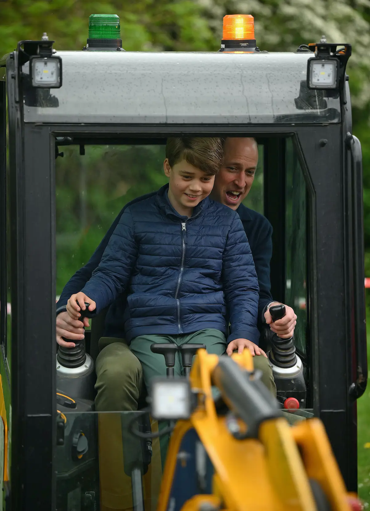 Guillermo con su hijo en un tractor